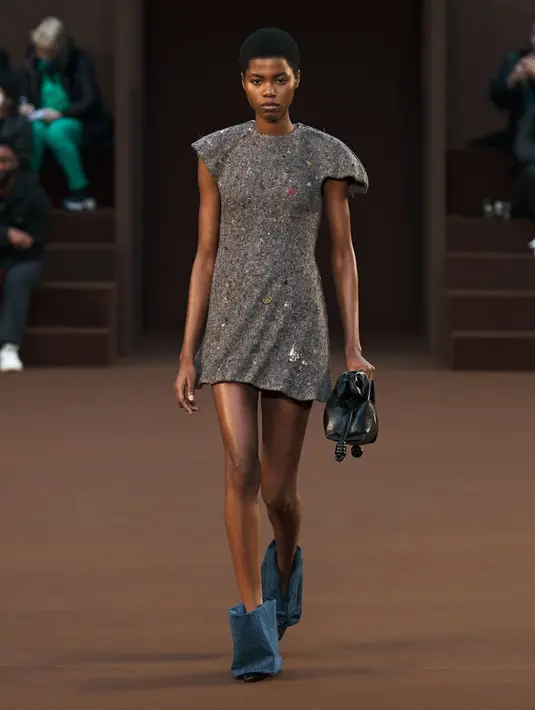 Ia juga menghadirkan koleksi fashion yang sureal dengan sentuhan balon yang disematkan pada koleksinya.