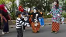Seniman pantomim dari Dewan Kesehatan Rakyat melakukan aksi teatrikal di CFD kawasan Senayan, Jakarta, Minggu (30/07). Mereka meminta semua pihak lindungi anak dari makanan dan minuman yang buruk. (Liputan6.com/Fery Pradolo)