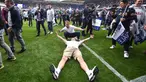 Suporter tumpah ruah usai laga Tottenham melawan Manchester United di stadion White Hart Lane, (14/05/2017). Pertandingan tersebut merupakan laga terakhir di White Hart Lane setelah 118 tahun menempati stadion tersebut. EPA/Facundo Arrizabalaga