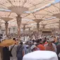 Banyak jemaah haji asal Indonesia yang tersesat usai melaksanakan sholat Jumat di Masjid Nabawi, Madinah, Jumat (26/5/2023) kemarin. (Nafiysul Qodar)