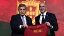 Presiden Federasi sepak bola Portugal, Fernando Soares Gomes da Silva (kiri) resmi memperkenalkan Roberto Martinez sebagai pelatih baru mereka, Senin (9/1/2023) usai Timnas Portugal gagal berprestasi di Piala Dunia 2022 kemarin. (AFP/Carlos Costa)