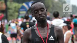 Pelari kenya Bernard Mwendia Muthoni usai menyelesaikan lari Full Marathon dalam Jakarta Marathon 2018 di GBK, Jakarta, Minggu (28/10). Bernard berhasil sampai finish kategori Full Marathon dalam catatan waktu 02:19:10. (Liputan6.com/Faizal Fanani)