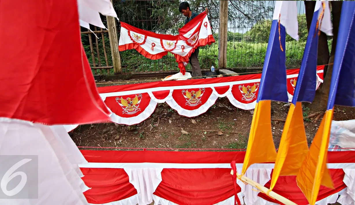 Pedagang merapikan barang dagangannya yang dijual di kawasan Tanjung Barat, Jakarta, Senin (1/8). Jelang hari kemerdekaan, pedagang bendera mulai bertebaran. (Liputan6.com/Immanuel Antonius)
