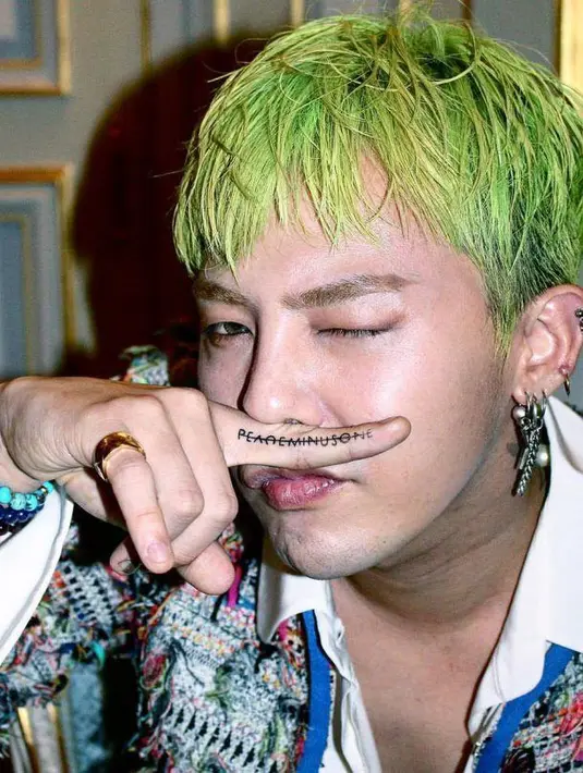 G-Dragon memang kerap mewarnai rambutnya. Ia memang sering bergonta-ganti warna rambut. Tercatat ia pernah mewarnai rambutnya dengan warna hijau. (Foto: koreaboo.com)