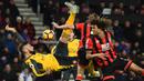 Striker Arsenal, Olivier Giroud, berusaha membobol gawang Bournemouth pada laga Liga Inggris di Stadion Vitality, Inggris, Selasa (3/1/2017). Kedua tim bermain imbang 3-3. (AFP/Glyn Kirk)