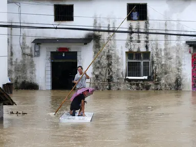 Foto udara memperlihatkan kondisi banjir yang merendam Desa Baiguoshu di Sankou, Kota Huangshan, Provinsi Anhui, China, Senin (6/7/2020). Pada 5 Juli 2020, Badan Meteorologi Provinsi Anhui menaikkan peringatan hujan badai dari level ketiga ke level kedua. (Xinhua/Shi Yalei)