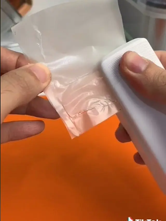 Keren, Pria Ini Buat Kemasan Bumbu Mi Instan Ramah Lingkungan yang Bisa Diseduh