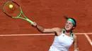 Petenis putri Latvia, Jelena Ostapenko, saat pertandingan melawan petenis Swiss, Timea Bacsinszky di semifinal Prancis Terbuka di Roland Garros, Paris Jumat (9/6/2017). Jelena Ostapenko menang dengan skor 7-6(4), 3-6, 6-3. (EPA/Tatyana Zenkovich)