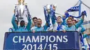 Chelsea sukses meraih gelar juara Premier League kelimanya pada musim 2014/2015. Tim asuhan Jose Mourinho berhasil unggul delapan angka dari Manchester City diperingkat kedua. (AFP/Justin Tallis)