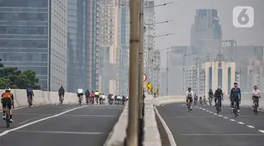 Pesepeda melintasi Jalan Layang Non Tol (JLNT) Kampung Melayu-Tanah Abang saat uji coba jalur sepeda balap atau Road Bike, Jakarta, Minggu (23/5/2021). Pemprov DKI melakukan uji coba lintasan Road Bike di JLNT Kampung Melayu-Tanah Abang mulai pukul 05.00 WIB-08.00 WIB. (merdeka.com/Iqbal S Nugroho)