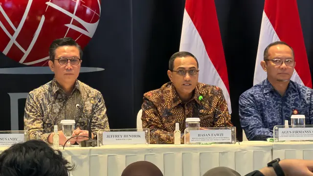 Kepala Eksekutif Pengawas Pasar Modal, Keuangan Derivatif dan Bursa Karbon OJK Hasan Fawzi dalam konferensi pers di BEI, Senin (26/10/2026). (Liputan6.com/Tira)