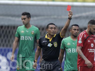 Pemain Semen Padang, Marcel Sacramennto, diusir wasit usai mendapat kartu merah saat melawan Bhayangkara FC pada laga lanjutan Liga 1 Indonesia di Stadion Patriot, Bekasi, Sabtu (20/05/2017). Bhayangkara FC menang 1-0. (Bola.com/M Iqbal Ichsan)