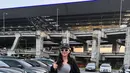 Azizah Salsha tidak hanya hadir untuk mendampingi, tetapi juga membantu Arhan sebagai penerjemah pribadi. Keputusan Arhan pindah ke Thailand menandai babak baru dalam perjalanan kariernya setelah sebelumnya bermain di klub Korea. Kebersamaan pasangan ini menjadi sorotan, terutama dalam perjalanan mereka di Bangkok. (Liputan6.com/IG/@azizahsalsha_)