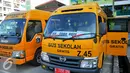 Dua Unit bus gratis saat menunggu anak sekolah warga penghuni Rusun Muara Kapuk, Jakarta, Jumat (22/4/2016). Sebanyak 2 unit bus gratis disiapkan untuk anak sekolah di Rusun Muara Kapuk. (Liputan6.com/Yoppy Renato)