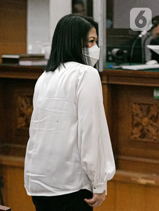 Terdakwa Putri Candrawathi menjalani sidang vonis di Pengadilan Negeri Jakarta Selatan, Senin (13/2/2023). Putri Candrawathi divonis 20 tahun penjara dalam kasus pembunuhan berencana Brigadir Nofriansyah Yosua Hutabarat atau Brigadir J. (Liputan6.com/Faizal Fanani)