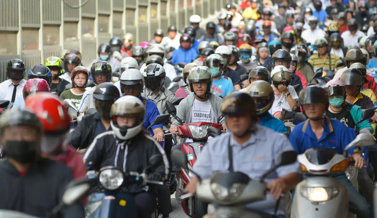 Sejumlah pengendara sepeda motor mengantre untuk melintas pada jam sibuk pagi hari di Jembatan Taipei, China (21/5). (AFP Photo/Chris Stowers)