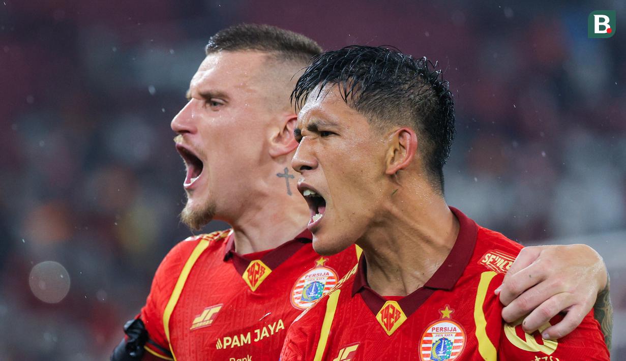 Pemain Persija Jakarta, Eksel Runtukahu (kanan), bersama Fabio Calonego merayakan gol ke gawang Persebaya Surabaya pada laga pekan ke-27 BRI Super League di Stadion Utama Gelora Bung Karno, Jakarta, Sabtu (11/4/2026). (Bola.com/Bagaskara Lazuardi)