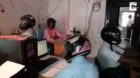 Gedung Rusak, Pegawai India Terpaksa Pakai Helm Saat Kerja (odditycentral)