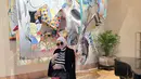 Foto ini diambil dari jarak yang lebih jauh untuk menunjukkan karya seni yang menjadi background-nya. Istri Reino Barack itu masih menutup bagian perutnya. (foto: Instagram/ princessyahrini)