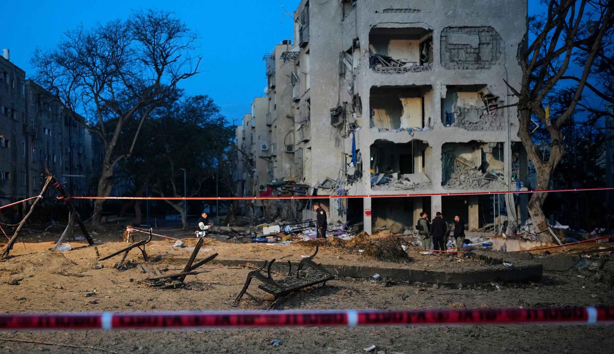 Media Israel melaporkan pada Sabtu 21 Maret 2026 malam waktu setempat bahwa delapan orang tewas dan lebih dari 100 orang terluka akibat serangan rudal Iran di Arad, Israel Selatan. Tampak dalam foto, pasukan keamanan Israel memeriksa bangunan tempat tinggal yang rusak akibat serangan rudal Iran di Arad, Israel Selatan, Minggu, 22 Maret 2026. (AP Photo/Ohad Zwigenberg)