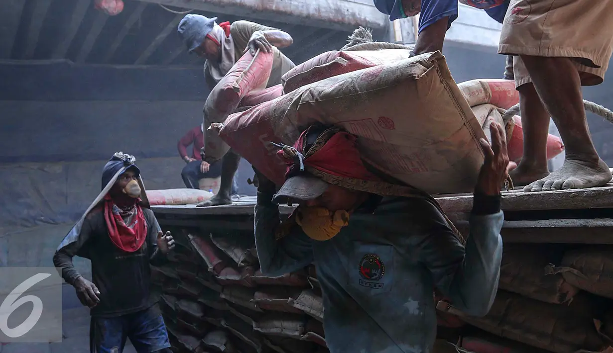 Pelabuhan Sunda Kelapa sudah ada sejak abad ke-16. Pelabuhan yang aktifitasnya tak pernah berhenti, dari sebuah pelabuhan kerajaan hingga kini menjadi pelabuhan angkutan barang yang menghidupi para buruh panggul, Jakarta (9/8) (Liputan6.com/Angga Yuniar)