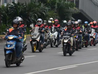 Komunitas motor melakukan konvoi dalam kegiatan Millennial Road Safety Festival di Jalan Sudirman, Jakarta, Sabtu (16/3). Kegiatan itu bentuk kampanye keselamatan berlalu lintas pada anak-anak  muda dengan cara mengemudi tertib. (merdeka.com/Imam Buhori)