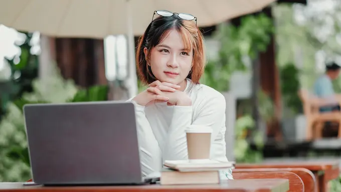 wanita agustus tampak kaya