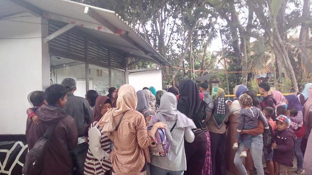 Antrian pengunjung Taman Satwa Cikembulan saat liburan Tahun Baru 2020 berlangsung