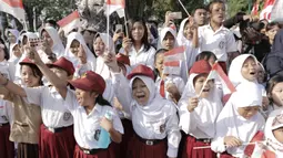 Sejumlah siswa memeriahkan kirab obor Asian Games 2018 di Pagelaran Keraton Yogyakarta, Kamis (19/7/2018). Total jarak kirab Obor di Yogya ini sepanjang 11,5 kilometer. (Bola.com/M Iqbal Ichsan)