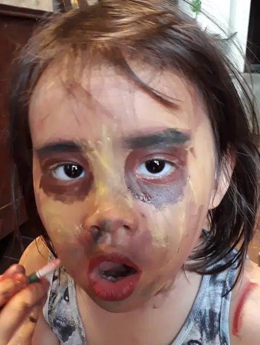 Seperti ini jadinya jika Kala Madali sedang berdandan. "Dandan dulu, biar ada yang ngajak jalan," tulisnya. (Foto: instagram.com/kalamadali)