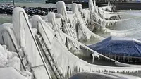 Es menutupi dinding-dinding pelabuhan dan kapal-kapal yang menepi di Danau Constance, Romanshorn, Swiss, Senin 26 Februari 2018. (Bieri/DPA via AP)
