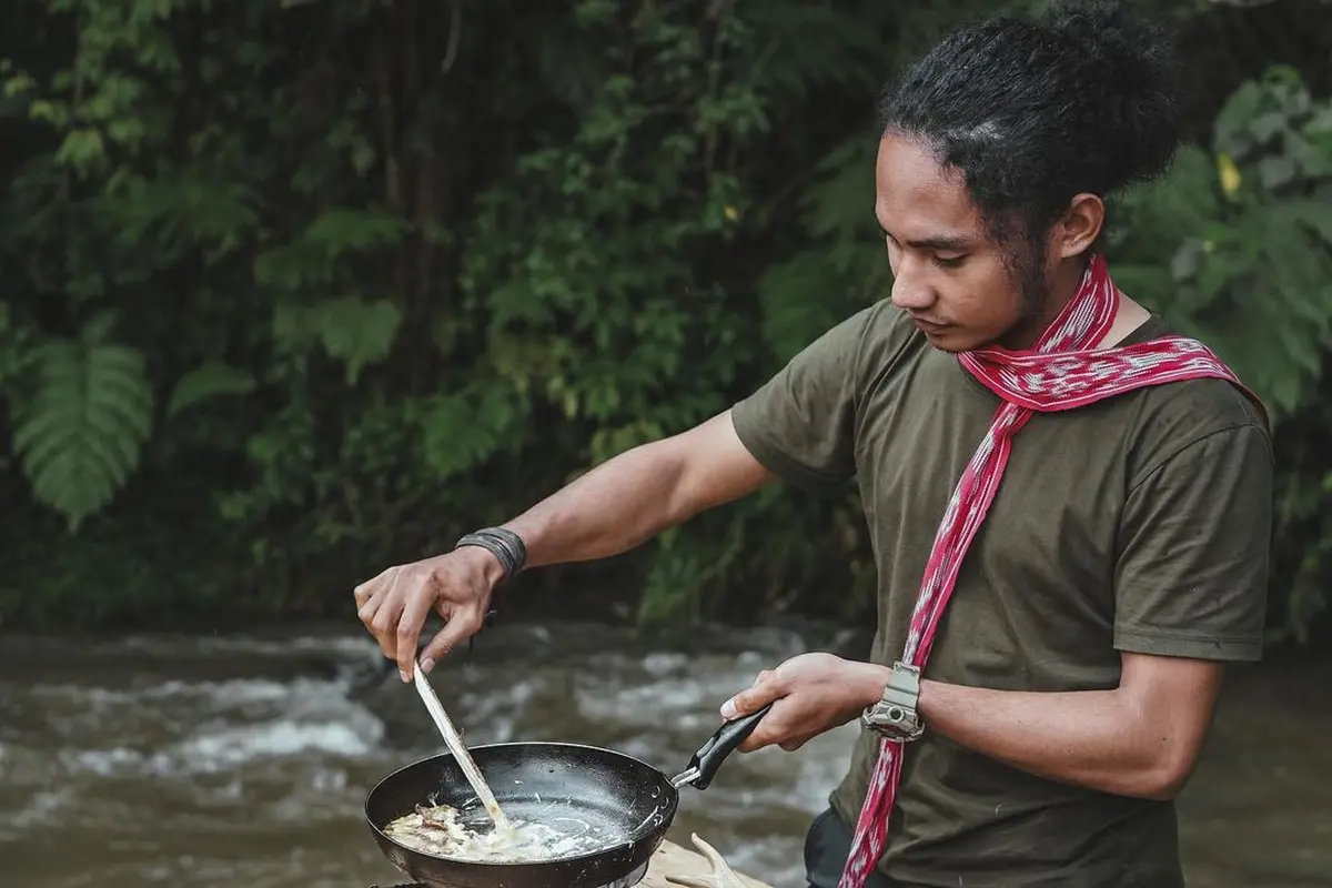 Foel La Ode memasak di Alam Terbuka