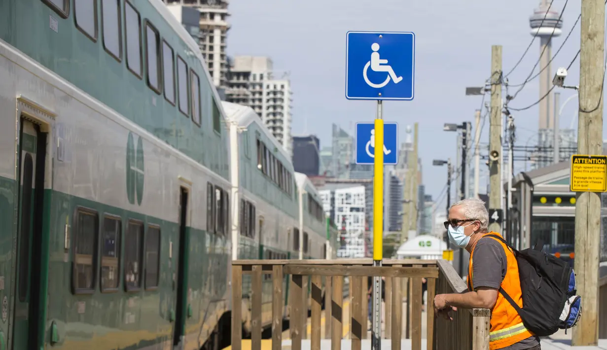 Seorang pria yang mengenakan masker terlihat di peron stasiun kereta Go di Toronto, Kanada (21/7/2020). Mulai Selasa (21/7), para pelanggan layanan transportasi umum di Kanada, Go Transit, diwajibkan mengenakan masker atau penutup wajah. (Xinhua/Zou Zheng)
