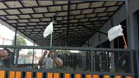 Pengusaha Caffe Kibarkan Bendera Putih Dari Plastik. (Jumat, 30/07/2021). (Liputan6.com/Yandhi Deslatama).