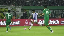 Kakang Rudianto beraksi di laga Persebaya vs Persib Bandung di BRI Super League 2025/2026. (Dok Persib)