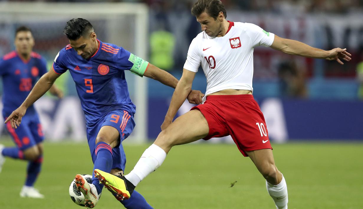 Striker Kolombia, Radamel Falcao, berusaha melewati gelandang Polandia, Grzegorz Krychowiak, pada laga grup H Piala Dunia di Kazan Arena, Kazan, Minggu (24/6/2018). Kolombia menang 3-0 atas Polandia. (AP/Thanassis Stavrakis)