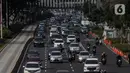 Kendaraan melintas di Jalan Jenderal Sudirman saat hari pertama pemberlakuan kebijakan ganjil-genap kendaraan di Jakarta, Senin (3/8/2020). Pemprov DKI Jakarta kembali memberlakukan kebijakan ganjil-genap bagi kendaraan roda empat pribadi di 25 ruas jalan di Jakarta. (Liputan6.com/Johan Tallo)