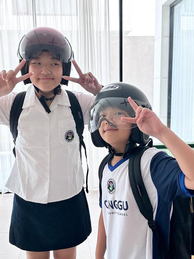 Anak aktor Lee Beom Soo, SoDa Siblings, bersiap-siap sekolah menggunakan seragamnya.