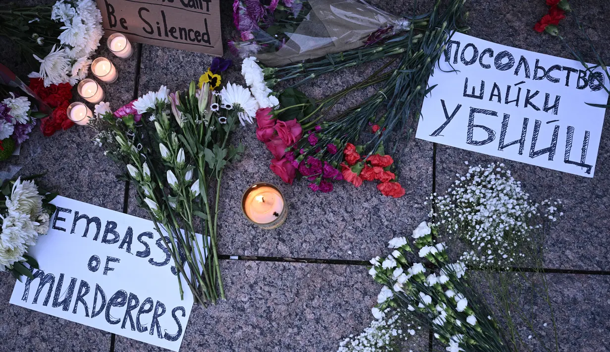 Bunga dan tanda duka cita diletakkan di luar Kedutaan Besar Rusia di Washington, DC, pada 16 Februari 2024, menyusul kematian pemimpin oposisi Rusia Alexei Navalny. (Brendan SMIALOWSKI/AFP)