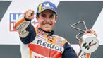 Senyum bahagia Marc Marquez usai menjuarai MotoGP Jerman 2021 di Sirkuit Sachsenring, Minggu (20/6). Bagi Marquez, itu adalah podium juara perdana pada musim ini sekaligus kemenangan kedelapan di MotoGP Jerman. (Foto: AP/DPA/Jan Woitas)