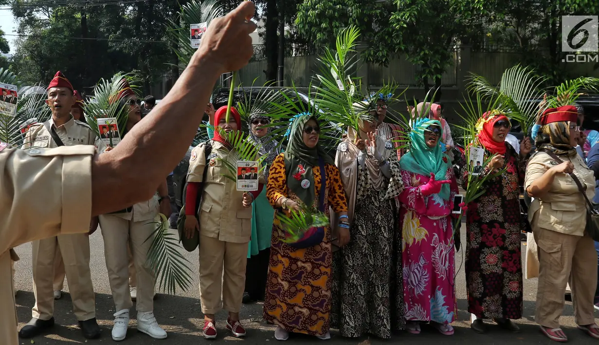 Anggota Persatuan Purnawirawan Indonesia Raya (PPIR) saat mendatangi kediaman capres nomor urut 02 Prabowo Subianto di Jalan Kertanegara IV, Kebayoran Baru, Jakarta, Kamis (18/4). (Liputan6.com/JohanTallo)