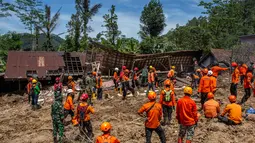 Sementara, 25 warga lainnya masih dinyatakan hilang. Tampak dalam foto, tim penyelamat berkumpul di depan rumah-rumah yang hancur selama operasi penyelamatan di lokasi longsor di Desa Situkung, Banjarnegara, Jawa Tengah, pada Rabu 19 November 2025. (DEVI RAHMAN/AFP)
