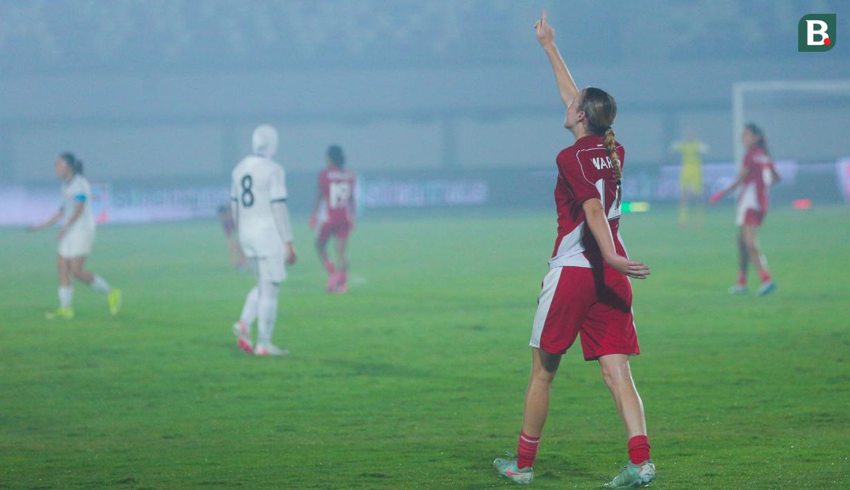 Pemain Timnas Indonesia Putri, Isa Warps, melakukan selebrasi setelah mencetak gol ke gawang Kirgistan pada laga Grup D Kualifikasi Piala Asia Putri 2026 di Stadion Indomilk Arena, Tangerang, Minggu (29/6/2025). (Bola.com/M Iqbal Ichsan)