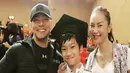 Pada tahun 2018 silam, keduanya terlihat kompak menghadiri upacara kelulusan buah hati mereka, Azkanio Nikola Corbuzier. Azka berhasil menyelesaikan pendidikannya di bangku sekolah dasar dan mendapatkan predikat lulusan terbaik. (Liputan6.com/Instagram/@mastercorbuzier)