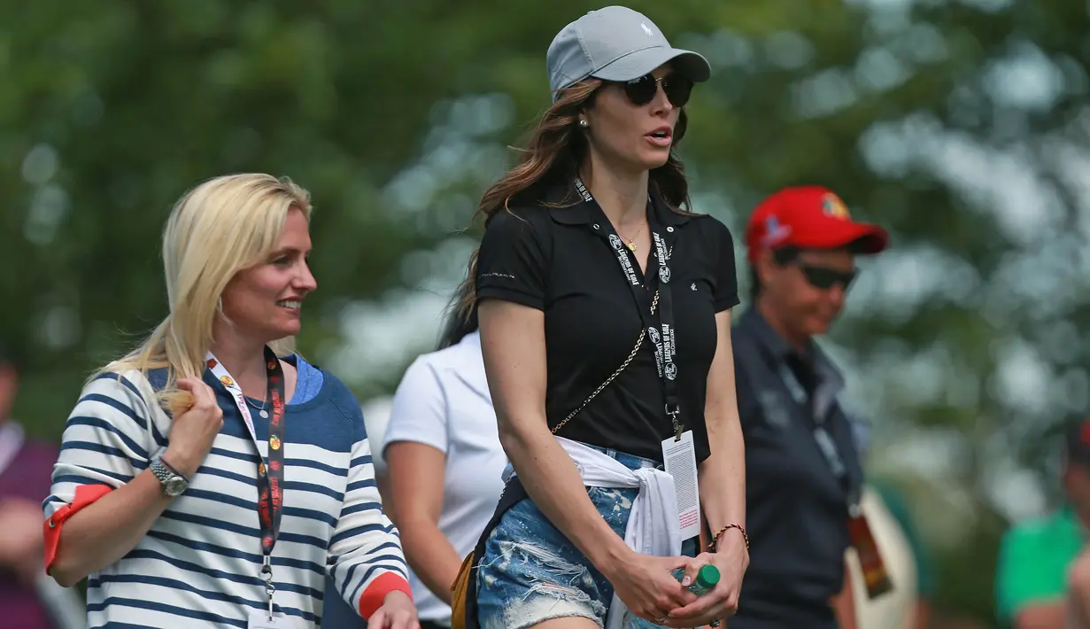 1. Jessica Biel - Istri dari Justin Timberlake ini kerap datang ke lapangan golf untuk mengantar sang suami ataupun ikut bermain golf. Minggu lalu pemeran dari film Hitchcook itu tampak datang ke Skotlandia hanya untuk golf. (AFP/Matt Sillivan)