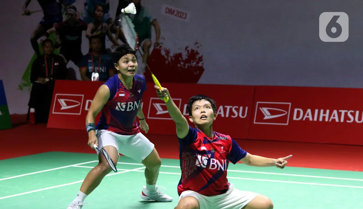 Pebulutangkis ganda putri Indonesia Apriyani Rahayu/Siti Fadia Silva Ramadhanti saat berlaga di babak Perempat Final Indonesia Masters 2023 melawan Jongkolphan Kititharakul/Rawinda Prajongjai (Thailand) di istora Senayan, Jakarta, Jumat (27/1/2023). Kekalahan dari Jongkolphan Kititharakul/Rawinda Prajongjai (Thailand) memupus asa Apriyani/Fadia untuk melaju ke babak semifinal Indonesia Masters 2023. (Liputan6.com/Helmi Fithriansyah)