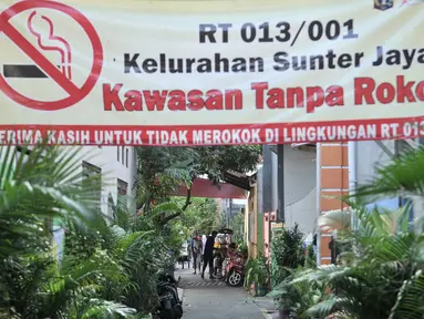 Warga beraktivitas di salah satu gang Program Kampung Iklim (Proklim) RW 01, Sunter Jaya, Jakarta, Kamis (7/2). Pemkot Jakut menjadikan kawasan ini sebagai kampung contoh yang akan diterapkan di 31 kelurahan di Jakut. (Merdeka.com/Iqbal S. Nugroho)