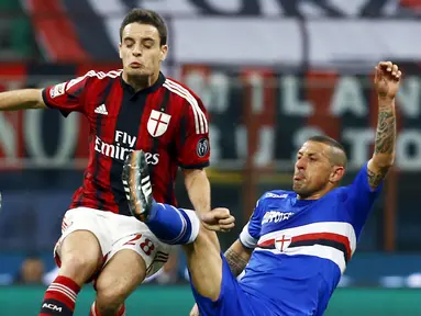 Gelandang AC Milan, berusaha melewati pemain sampdoria Angelo Palombo pada laga serie A di  di San Siro, Senin (13/04/2015). AC Milan bermain imbang 1-1 dengan Sampdoria.  (Reuters/ Stefano Rellandini)