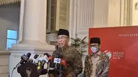 Ketua Umum Pengurus Besar Nahdalatul Ulama (PBNU) Yahya Cholil Staquf atau Gus Yahya menemui Presiden Joko Widodo (Jokowi) di Kompleks Istana Kepresidenan Jakarta, Senin (4/9/2023) malam. (Liputan6.com/Lizsa Egaham)