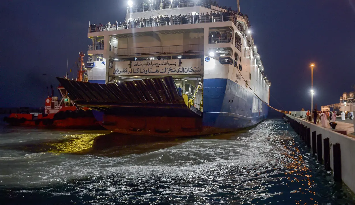 Kapal penumpang feri berbendera Saudi Amanah membawa warga sipil yang dievakuasi yang melarikan diri dari kekerasan di Sudan tiba di pangkalan angkatan laut Raja Faisal di Jeddah pada 26 April 2023 setelah operasi penyelamatan di tengah gencatan senjata yang ditengahi AS antara para jenderal yang bertikai di negara itu. (AFP/Amer Hilabi)